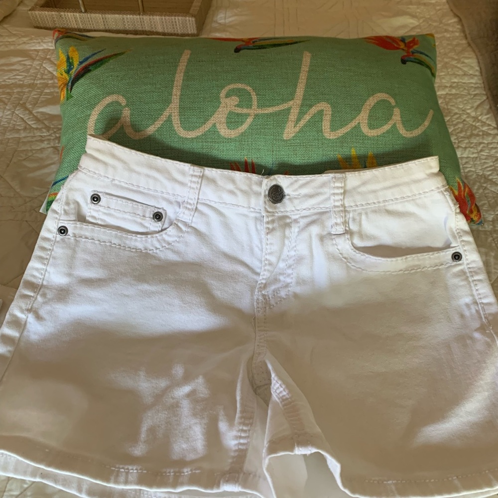 EUC 🌟White jean Earl shorts